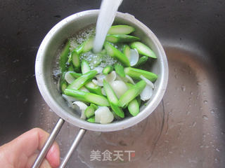 百合炒芦笋的做法步骤:4