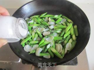 百合炒芦笋的做法步骤：6