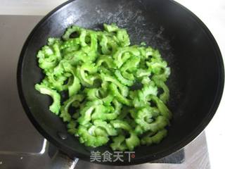 小炒苦瓜的做法步骤：3