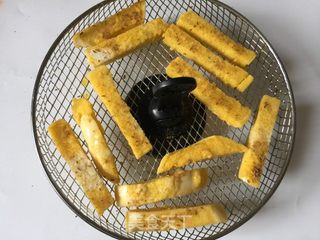 #第四届烘焙大赛暨是爱吃节#黄金烤馍条的做法步骤：4