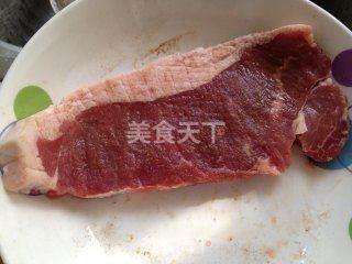 西冷牛排配烤杂菌佐黑椒汁的做法步骤:2