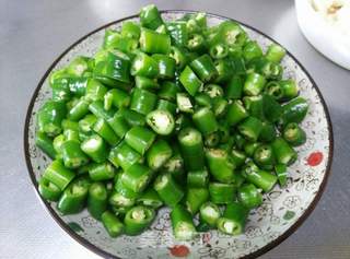 双椒麻辣鸡的做法步骤:2