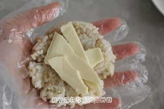 芝士蛋煎饭团的做法步骤:2