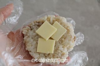 芝士蛋煎饭团的做法步骤:4