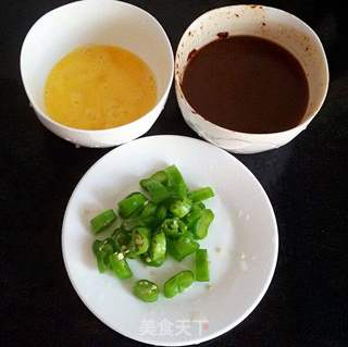 #春食野菜香#蒲公英、 小根蒜、柳蒿芽 ~山野菜蘸酱的做法步骤:4
