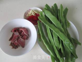 牛肉炒四季豆的做法步骤：1