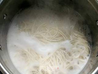 酸辣泡菜面的做法步骤:3