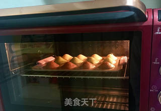 #第四届烘焙大赛暨是爱吃节# 橙香彩色玛德琳蛋糕(少油版)的做法步骤:9