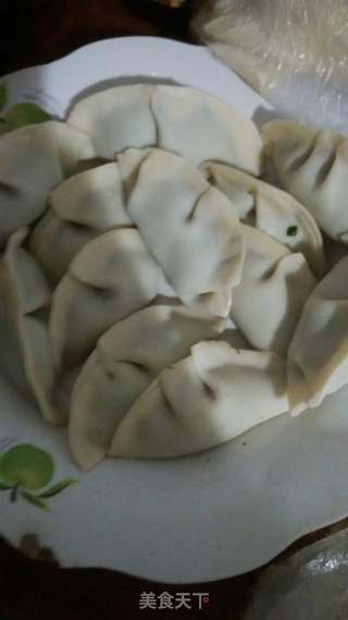 水煎饺的做法步骤：1