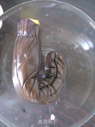 蒸拌手撕茄子的做法步骤:2