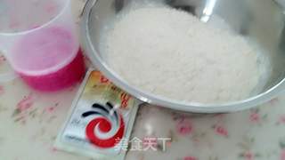 这是一款创意粉玫瑰花。它是用火龙果皮榨汁和面制作而成,绿色、天然、营养、美观的象形面食。的做法步骤:3