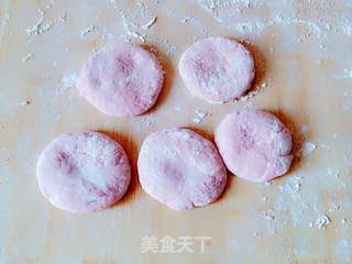 这是一款创意粉玫瑰花。它是用火龙果皮榨汁和面制作而成,绿色、天然、营养、美观的象形面食。的做法步骤:7