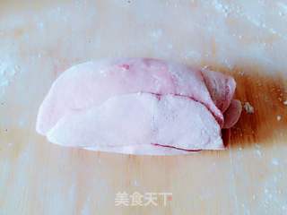 这是一款创意粉玫瑰花。它是用火龙果皮榨汁和面制作而成,绿色、天然、营养、美观的象形面食。的做法步骤:9