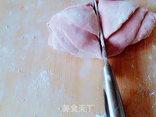 这是一款创意粉玫瑰花。它是用火龙果皮榨汁和面制作而成,绿色、天然、营养、美观的象形面食。的做法步骤:10