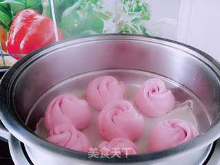这是一款创意粉玫瑰花。它是用火龙果皮榨汁和面制作而成,绿色、天然、营养、美观的象形面食。的做法步骤:13