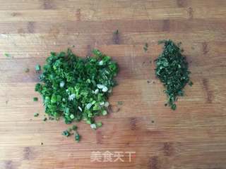 #春食野菜香#五香叶葱油卷的做法步骤：3