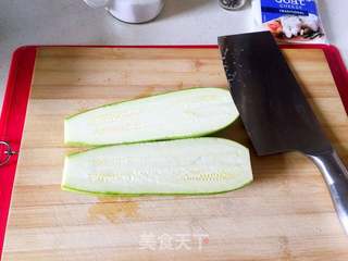 #第四届烘焙大赛暨是吃货节#羊奶酪烤西葫芦的做法步骤：2