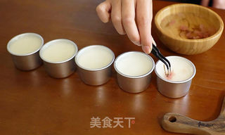 美厨阿娘大作战里的网红款樱花酸奶冻的做法步骤:3