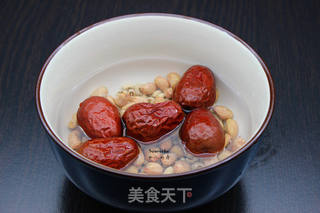 眉豆花生煲鸡爪的做法步骤:2