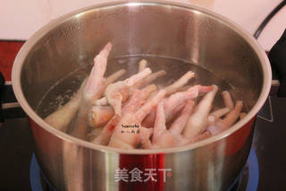 眉豆花生煲鸡爪的做法步骤:3