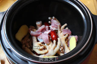 眉豆花生煲鸡爪的做法步骤:4