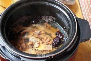 眉豆花生煲鸡爪的做法步骤:5
