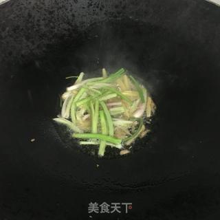 葱爆皮皮虾(濑尿虾)的做法步骤:3