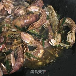 葱爆皮皮虾(濑尿虾)的做法步骤:6