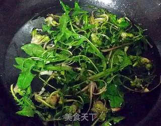 #春食野菜香#蒲公英鸡蛋炒饭的做法步骤:2