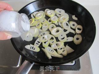 鲜笋口蘑炒肉片的做法步骤:2