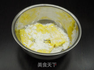 #第四届烘焙大赛暨是爱吃节#椰香莲蓉酥的做法步骤:2