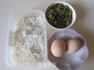 雪菜鸡蛋炒饭的做法步骤：1