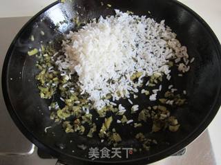 雪菜鸡蛋炒饭的做法步骤:6