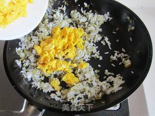 雪菜鸡蛋炒饭的做法步骤:8
