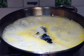 菌菇鱼头汤的做法步骤:5