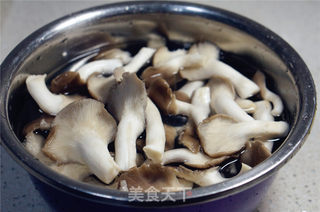 菌菇鱼头汤的做法步骤:6