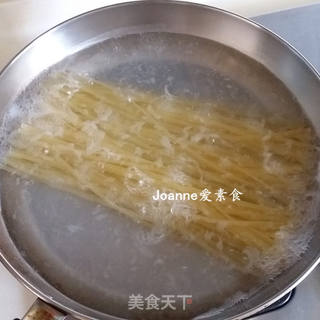 罗勒酱拌意面的做法步骤:2