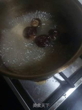 火腿鱿鱼丝焖饭的做法步骤:2