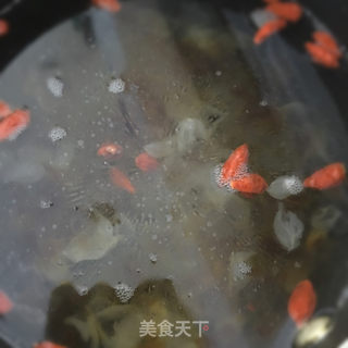 桃胶皂角米养颜糖水的做法步骤：2