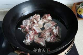春笋焖排骨的做法步骤:2