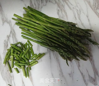 麻辣蒜香拌芦笋的做法步骤:2