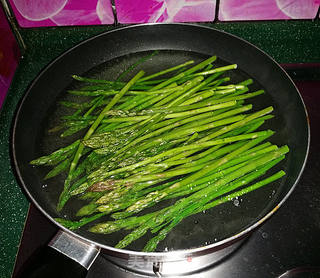 麻辣蒜香拌芦笋的做法步骤:4