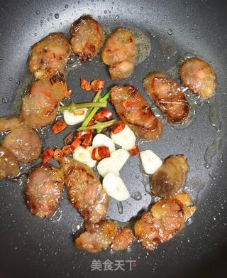 CoCoLc的私菜食谱经--罗勒腊肠意式黑珍珠面【肉桂罗勒版】的做法步骤:3