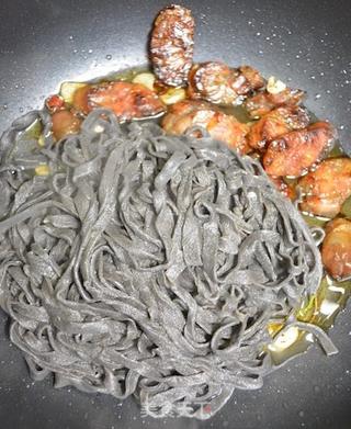#CoCoLc的私菜食谱经--罗勒腊肠意式黑珍珠面【肉桂罗勒版】的做法图解7