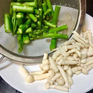 芦笋白玉菇的做法步骤:3