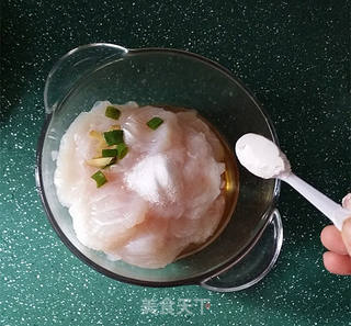 酸菜鱼片汤的做法步骤:3