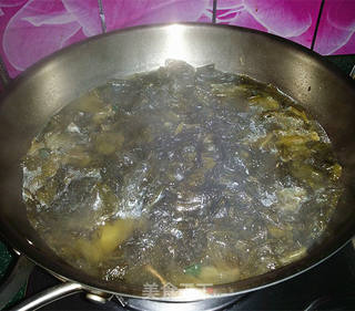 酸菜鱼片汤的做法步骤:5