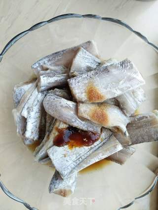香酥炸带鱼的做法步骤:2