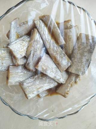 香酥炸带鱼的做法步骤:3
