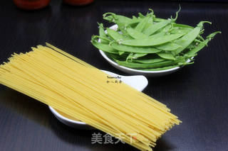 中西结合，荷兰豆炒意面的做法步骤：1